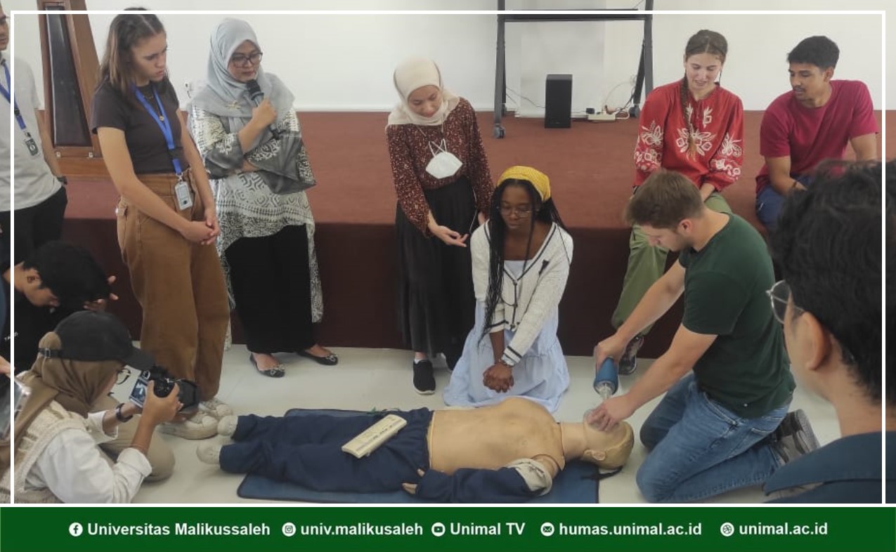 JCCF International Students Learn How to Do CPR