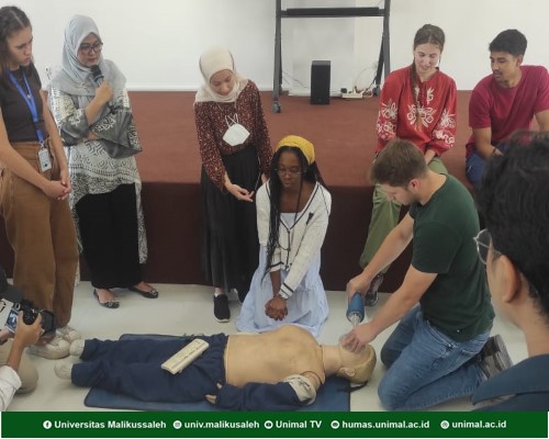 JCCF International Students Learn How to Do CPR